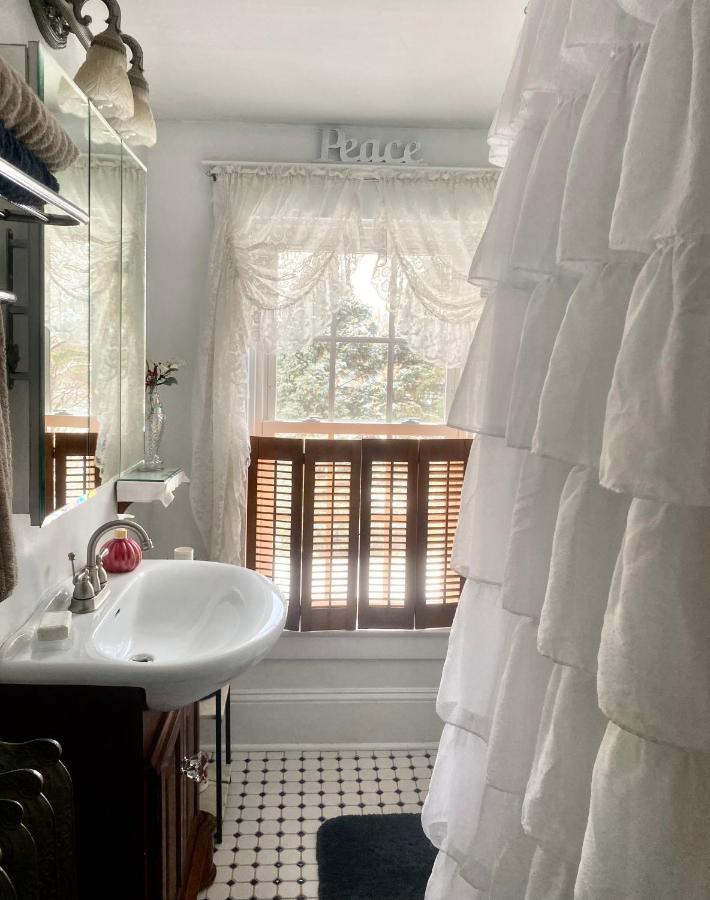 The Bella Ella Bed And Breakfast Canandaigua Exterior photo